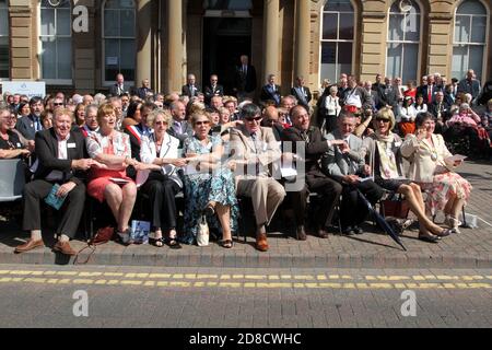 Irvine, Ayrshire, Schottland. Großbritannien, das Festival of Marymass geht auf das Mittelalter zurück und die reiche Pracht dieser Messe zieht jedes Jahr im August die alten Irviniten nach Hause. Im Jahr 1920s wurde der Kredit an den damaligen Provost des Royal Burgh von Irvine, Peter S. Clark, Als erstes wurde vorgeschlagen, dass eine Marymass-Königin ausgewählt und als Teil der Zeremonie gekrönt werden sollte.Es Fand Ein Treffen mit dem Kapitän der Carters statt, was dazu führte, dass 4 lokale Schulkinder als Königinnen ausgewählt werden, Und 2-seitige Jungen, eine Krönungszeremonie im Stadthaus, gefolgt von einer Parade zu ivine Moor/ Alle Wagen sind von Pferden gezogen Stockfoto