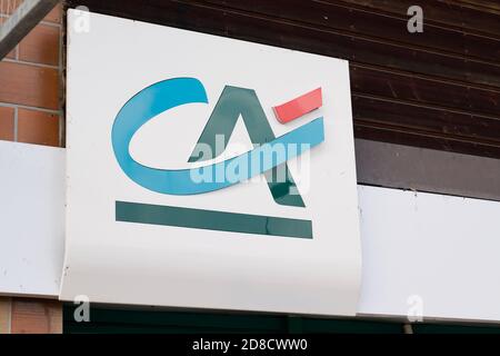 Bordeaux , Aquitaine / Frankreich - 10 20 2020 : Credit Agricole Logo ca Zeichen der französischen Bankagentur Stockfoto