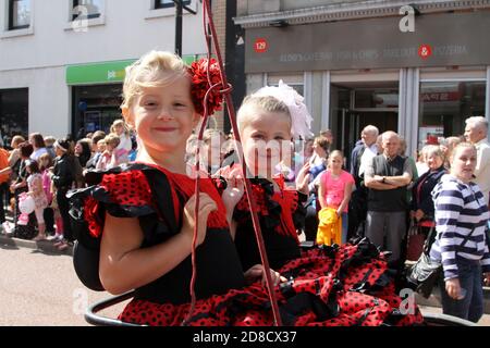 Irvine, Ayrshire, Schottland. Großbritannien, das Festival of Marymass geht auf das Mittelalter zurück und die reiche Pracht dieser Messe zieht jedes Jahr im August die alten Irviniten nach Hause. Im Jahr 1920s wurde der Kredit an den damaligen Provost des Royal Burgh von Irvine, Peter S. Clark, Als erstes wurde vorgeschlagen, dass eine Marymass-Königin ausgewählt und als Teil der Zeremonie gekrönt werden sollte.Es Fand Ein Treffen mit dem Kapitän der Carters statt, was dazu führte, dass 4 lokale Schulkinder als Königinnen ausgewählt werden, Und 2-seitige Jungen, eine Krönungszeremonie im Stadthaus, gefolgt von einer Parade zu ivine Moor/ Alle Wagen sind von Pferden gezogen Stockfoto