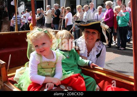 Irvine, Ayrshire, Schottland. Großbritannien, das Festival of Marymass geht auf das Mittelalter zurück und die reiche Pracht dieser Messe zieht jedes Jahr im August die alten Irviniten nach Hause. Im Jahr 1920s wurde der Kredit an den damaligen Provost des Royal Burgh von Irvine, Peter S. Clark, Als erstes wurde vorgeschlagen, dass eine Marymass-Königin ausgewählt und als Teil der Zeremonie gekrönt werden sollte.Es Fand Ein Treffen mit dem Kapitän der Carters statt, was dazu führte, dass 4 lokale Schulkinder als Königinnen ausgewählt werden, Und 2-seitige Jungen, eine Krönungszeremonie im Stadthaus, gefolgt von einer Parade zu ivine Moor/ Alle Wagen sind von Pferden gezogen Stockfoto