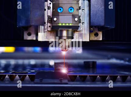 Laser schneiden Kopf Maschine beim Schneiden des Blechs mit Das Funkenlicht im Werk Stockfoto