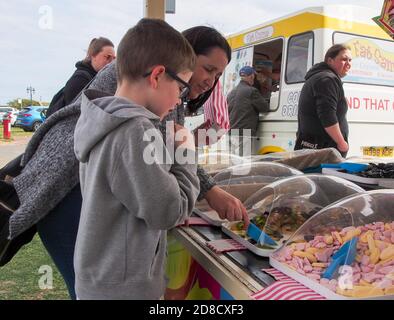 Eine Mutter und ein Kind wählen Pick N Mix Süßigkeiten Stockfoto