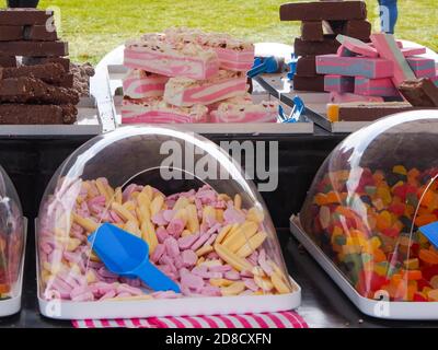 Pflücken Sie Süßigkeiten auf einem Süßigkeitenstand und mischen Sie sie Stockfoto