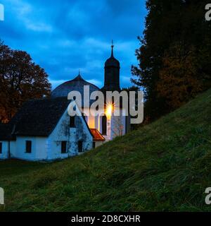 Schöne Aufnahme von St. Loretto in Oberstdorf während der Blauen Stunde Stockfoto