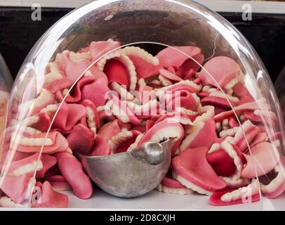 Süße Süßigkeiten Zähne mit einem Schaufel zum Verkauf bei a Süßigwerden Stockfoto