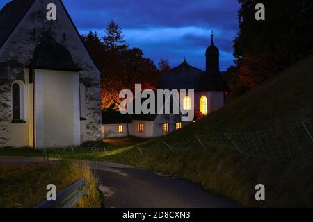 Schöne Aufnahme von St. Loretto in Oberstdorf während der Blauen Stunde Stockfoto