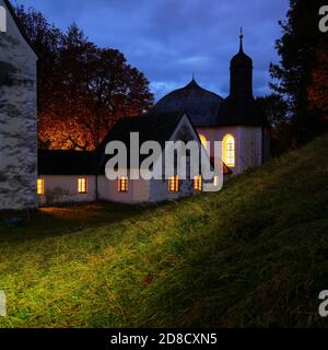 Schöne Aufnahme von St. Loretto in Oberstdorf während der Blauen Stunde Stockfoto