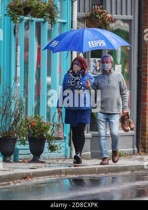 New Forest, Hampshire. Oktober 2020. Ein nasser und grauer Tag, um Lyndhurst im New Forest zu besuchen. Stockfoto