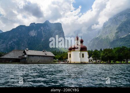 Faszinierender Blick auf die historische St. Bartholomäus-Kirche im Nationalpark Berchtesgaden, Deutschland Stockfoto