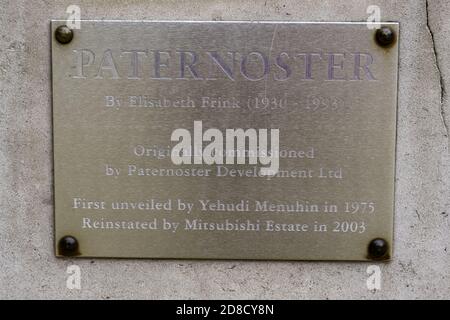 LONDON, VEREINIGTES KÖNIGREICH - 24. Oktober 2020: Die Plakette für die Skulptur Paternoster von Elisabeth Frink auf dem Paternoster Platz in der Nähe der St. Pauls Kathedrale, Lond Stockfoto