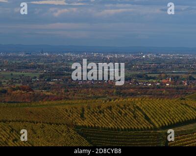 Fernansicht der Stadt Straßburg, Frankreich einschließlich der beliebten Kathedrale und Vogesen im Hintergrund über die Grenze von den Ausläufern des Schwarzwaldes. Stockfoto