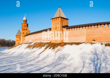 Weliki Nowgorod Russland. Veliky Nowgorod Kreml Festung, Winter sonnige Aussicht. Winterliche Stadtlandschaft Stockfoto