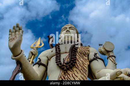 Große shiv-Statue. Nageshvara ist einer der Tempel im Shiva Purana erwähnt und ist einer der zwölf Jyotirlingas. Stockfoto