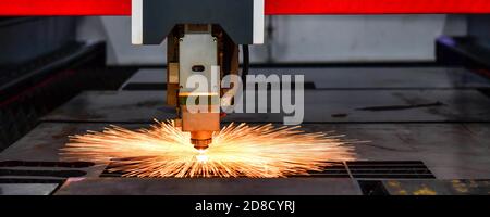 Laser schneiden Kopf Maschine beim Schneiden des Blechs mit Das Funkenlicht im Werk Stockfoto