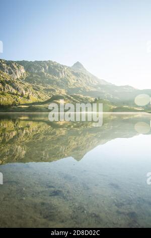 Schöner Bettmer See bei Fiesch im Wallis, Schweiz. Spiegelung am See bei Sonnenaufgang Stockfoto