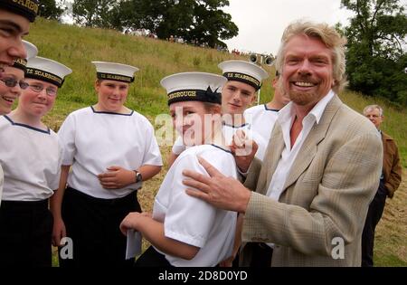 Richard Branson signiert die Hemden einiger Scarborough Sea Cadets, bevor er in Brompto den Filght von Sir George Cayleys Segelflugzeug in einer Replik nachstellt Stockfoto