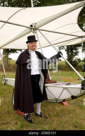 Richard Branson, bevor er den Flug von Sir George Cayleys Segelflugzeug in einer Replik in Brompton, in der Nähe von Scarborough, North Yorkshire, nachstellt. Foto von A Stockfoto