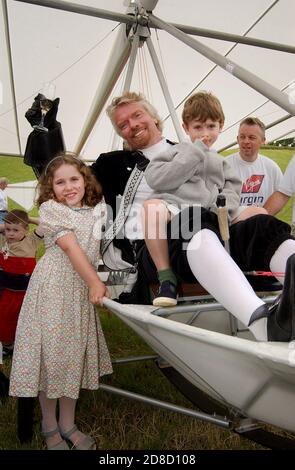 Richard Branson feiert, nachdem er den Flug von Sir George Cayleys Segelflugzeug in einem Nachbau-Flugzeug in Brompton, nahe Scarborough, North Yo, nachgebaut hat Stockfoto