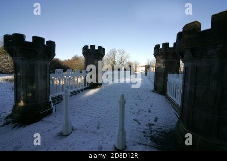 Turnierbrücke, Eglinton Country Park Irvine, Schottland Dezember 2010 die Eglinton Tournament Bridge ist eine Brücke im Eglinton Country Park Stockfoto