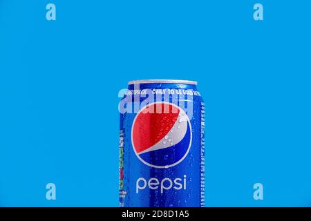 London, Vereinigtes Königreich - Oktober 29 2020: Eiskalte Dose von Pepsi allein mit Kondensation auf blauem Hintergrund. Stockfoto