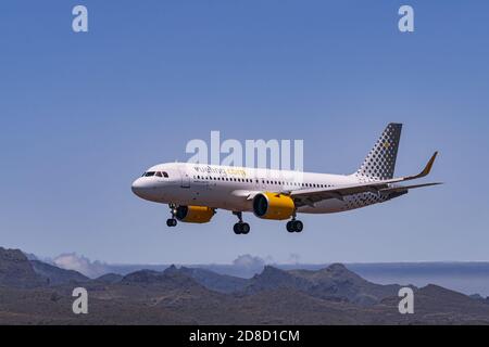 Los Rodeos, Teneriffa/Kanarische Inseln; Juli 24 2020: Vueling Airbus A320-271N, Landung, am Flughafen La Laguna Stockfoto