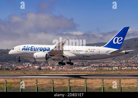 Los Rodeos, Teneriffa/Kanarische Inseln; Juli 24 2020: Air Europa Boeing 787-8 Dreamliner, Landung, am Flughafen La Laguna Stockfoto