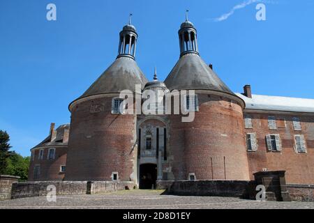 Mittelalterliche Backsteinburg in saint-fargeau in Burgund (frankreich) Stockfoto