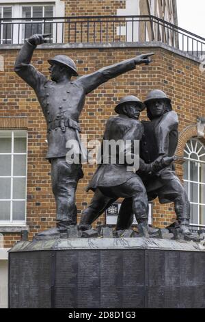 LONDON, VEREINIGTES KÖNIGREICH - 24. Oktober 2020: Ein Denkmal für die Londoner Feuerwehrleute während des Blitzes. Vor der St. Pauls Kathedrale gelegen Stockfoto