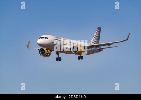 Los Rodeos, Teneriffa/Kanarische Inseln; Juli 24 2020: Vueling Airbus A320-271N, Landung, am Flughafen La Laguna Stockfoto