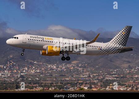 Los Rodeos, Teneriffa/Kanarische Inseln; Juli 24 2020: Vueling Airbus A320-271N, Landung, am Flughafen La Laguna Stockfoto