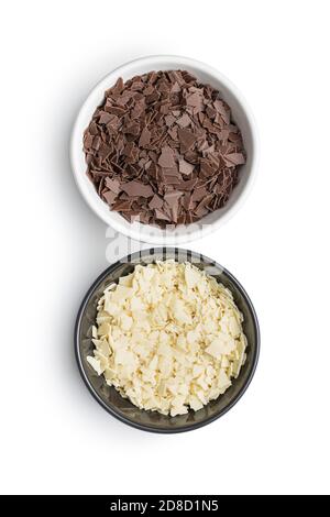 Geriebene weiße und dunkle Schokolade. Schokoladenflocken in Schüsseln isoliert auf weißem Hintergrund. Stockfoto