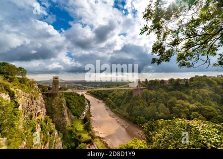 BRISTOL CITY ENGLAND BRUNELS CLIFTON HÄNGEBRÜCKE ÜBER DEN AVON SCHLUCHT IM SPÄTSOMMER Stockfoto