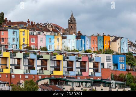 BRISTOL CITY ENGLAND CABOT TURM AUF BRANDON HÜGEL UND REIHEN VON FARBIGEN HÄUSERN ÜBER HOTWELLS DOCK Stockfoto