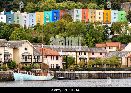 BRISTOL CITY ENGLAND REIHEN VON FARBIGEN HÄUSERN ÜBER HOTWELLS DOCK UMGEBEN VON BÄUMEN IM SPÄTSOMMER AUF DEM HÜGEL Stockfoto