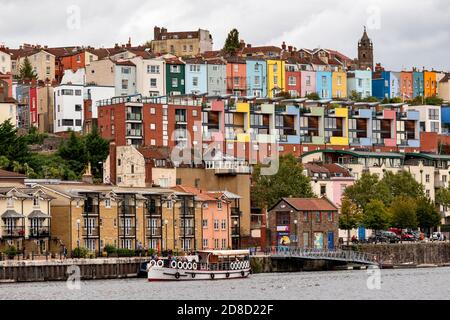 BRISTOL CITY ENGLAND DER CABOT TURM AUF BRANDON HÜGEL UND REIHEN VON FARBIGEN HÄUSERN ÜBER HOTWELLS DOCK Stockfoto