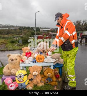 Cork City, Cork, Irland. 29. Oktober 2020.Finbarr Sheehan vom Stadtrat von Cork mit einigen der weichen Spielzeuge, die in den letzten zwei Jahren in das Civic Amenity & Recycling Center im Tramore Valley Park an der Kinsale Road in Cork City, Irland gebracht wurden. Die Spielzeuge können nicht recycelt oder an wohltätige Zwecke verschenkt werden, so dass die Mitarbeiter sie am Eingang platziert haben, um den Ort aufzuhellen. - Credit; David Creedon / Alamy Live News Stockfoto