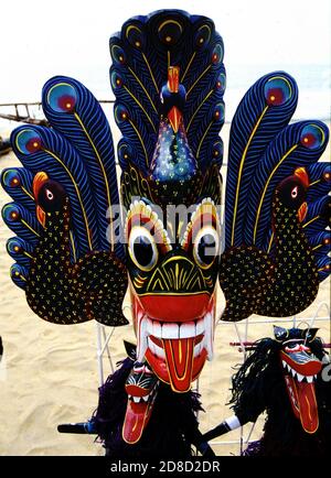 Eine traditionelle Naga raksha Maske eines Dämons, die in eine Königskobra verwandelt, in Kolam Volkstanz verwendet, auf Verkauf am Negombo Strand, Sri Lanka. Stockfoto