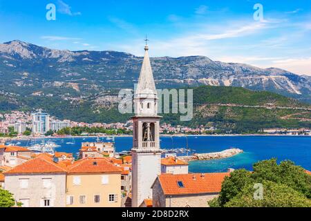 Der Turm der Kirche St. Johannes der Täufer, in der Altstadt von Budva, Montenegro Stockfoto