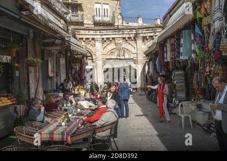 ירושלים, Jerusalem, القدس, Jerozolima, Israel, Izrael, ישראל; eine der Straßen mit Geschäften in der Altstadt. Eine der Straßen in der Altstadt. Stockfoto
