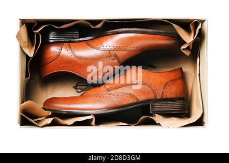 Herrenschuhe in einer Box isoliert auf weißem Hintergrund. Neue klassische Schuhe aus echtem Leder Stockfoto