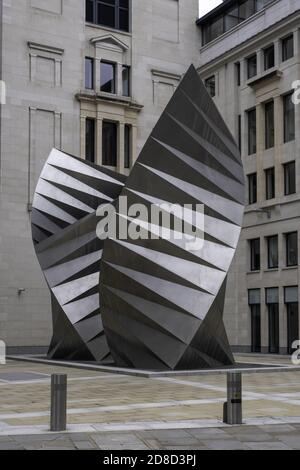 LONDON, GROSSBRITANNIEN - 24. Okt 2020: Paternoster Vents von Thomas Heatherwick lüftet eine unterirdische elektrische Umspannstation. In Der Nähe Von St. Paul Stockfoto