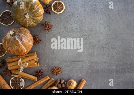 Rahmen oder Rahmen aus Zimtstangen, Anis, Kürbis und getrockneten Früchten. Herbst Dekoration Foto. Stockfoto