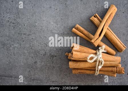Zimtstangen Draufsicht Foto. Dunkelgrauer Hintergrund. Speicherplatz kopieren. Stockfoto