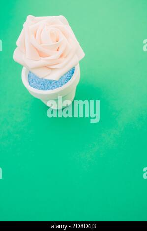 Nahaufnahme der künstlichen Zierrose im Topf Die grüne Fläche - Platz für Text Stockfoto