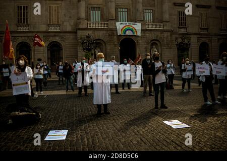 Barcelona, Spanien. Okt. 2020. Mitglieder des öffentlichen Gesundheitswesens protestieren vor dem Rathaus von Barcelona zu Beginn der zweiten Coronavirus-Welle für höhere Gehälter und sicherere Arbeitsbedingungen.Quelle: Matthias Oesterle/Alamy Live News Stockfoto