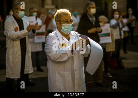 Barcelona, Spanien. Okt. 2020. Mitglieder des öffentlichen Gesundheitswesens protestieren vor dem Rathaus von Barcelona zu Beginn der zweiten Coronavirus-Welle für höhere Gehälter und sicherere Arbeitsbedingungen.Quelle: Matthias Oesterle/Alamy Live News Stockfoto