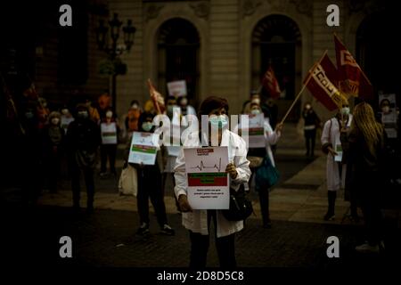 Barcelona, Spanien. Okt. 2020. Mitglieder des öffentlichen Gesundheitswesens protestieren vor dem Rathaus von Barcelona zu Beginn der zweiten Coronavirus-Welle für höhere Gehälter und sicherere Arbeitsbedingungen.Quelle: Matthias Oesterle/Alamy Live News Stockfoto