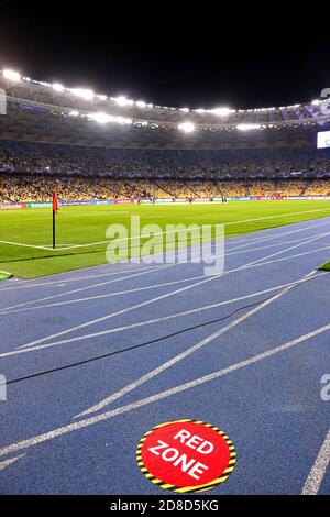 KIEW, UKRAINE - 27. OKTOBER 2020: Rote Zone Zeichen auf dem Boden des NSC Olimpiyskyi Stadion in Kiew während der UEFA Champions League Spiel Schachtar Donetsk V Inter gesehen Stockfoto