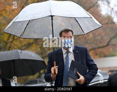 München, Deutschland. Okt. 2020. Nach einer außerordentlichen Kabinettssitzung wird der bayerische Ministerpräsident Markus Söder (CSU) an einer Pressekonferenz teilnehmen. Kredit: Peter Kneffel/dpa/Alamy Live Nachrichten Stockfoto