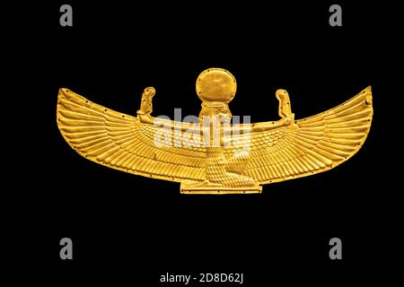 Goldene Göttin Isis mit ausgestreckten Flügeln, isoliert auf weißem Hintergrund Stockfoto